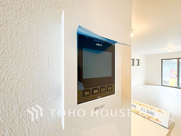 誰が来てもわかる様にモニター付きインターホンを設置。快適と安らぎを合わせた優しい設計。 