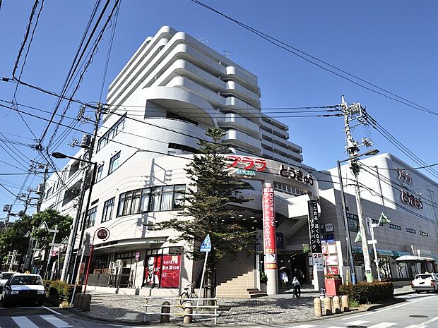 プララSUGITA　1400m　杉田駅直結のショッピングプラザ。東急ストアをはじめ、約60のお店やクリニック、施設が入っています。 