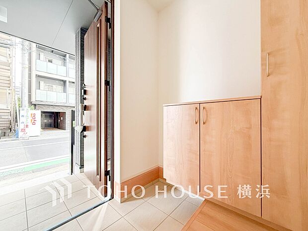 落ち着いた色を基調としていて、明るく優しい玄関となっています。