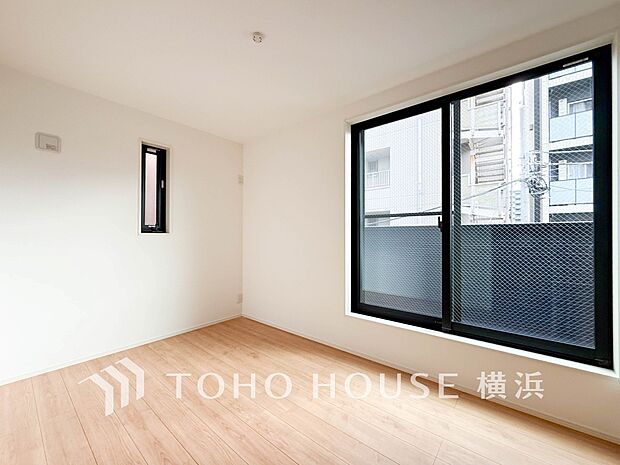 通風・採光にも優れ、心地よい光と風があふれています。プライベートな自分時間を快適に過ごせるお部屋。