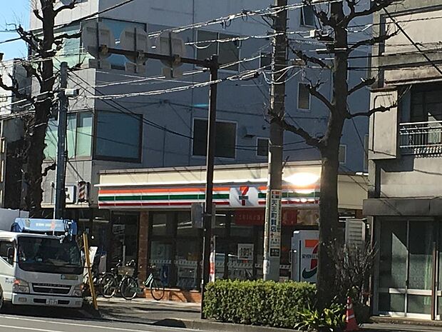 セブンイレブン横浜浅間町店　70m　オリジナルブランド商品やホットスナック・コーヒーも人気です。 
