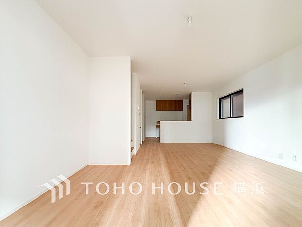 忙しい朝でも、しっかり家族が揃って食事をして頂けるゆとりある大きさのダイニングスペース。