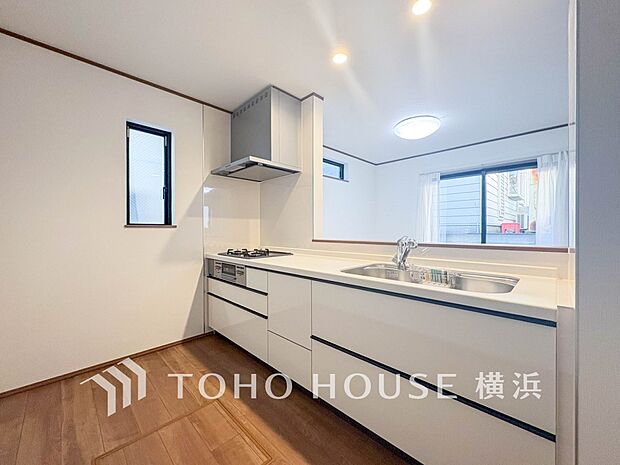 機能性とデザイン性を兼ね備えたシステムキッチン。リビングとの一体感も考慮され、美しい空間が実現。