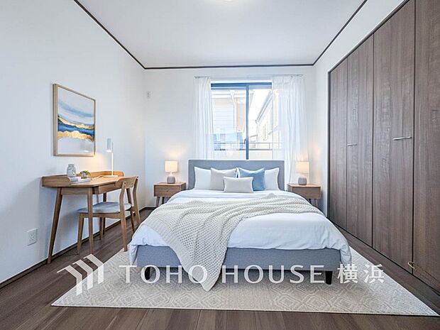 通風・採光にも優れ、プライベートな自分時間を快適に過ごせるお部屋。(家具・装飾品はAI加工です)