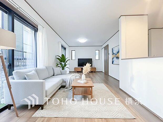 ここはみんなが集い、食事と楽しい会話が始まるスペース。（家具・装飾品はAI加工です）