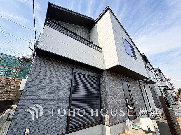 爽やかな青空の下に贅沢なほどに降り注ぐ陽光、豊かな居住性と、クオリティが見事に調和した住空間。