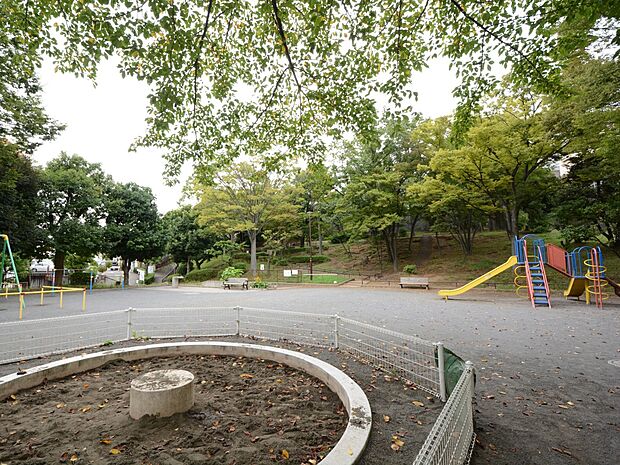 芹が谷台公園　450m　腹筋ベンチや背伸ばしベンチ、ぶらさがり懸垂などの健康遊具が豊富。ウォーキングコースにお薦めです。 