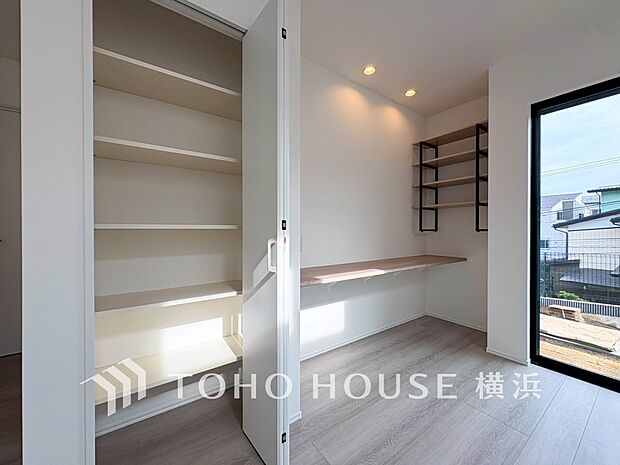 ちょっとしたデスクワークにもマルチに利用可能なワークスペース。