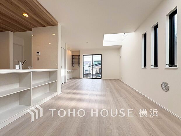 豊かな光が照らすこの場所は、たわいもない会話を楽しみ、ゆったりとした時間を過ごす場所。