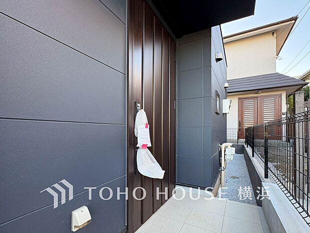 お住まいの顔となる玄関。住まう方のプライドを満たすクオリティを備えています。 