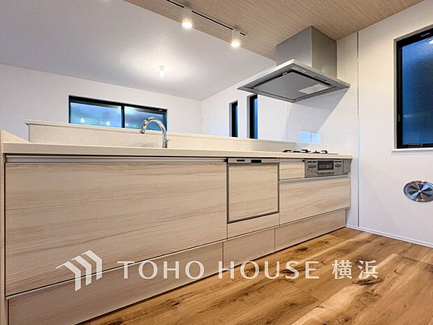 機能性とデザイン性を兼ね備えたシステムキッチン。リビングとの一体感も考慮され、美しい空間が実現。