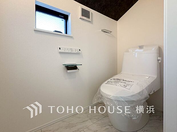 換気と明るさに配慮した、清潔感溢れるトイレ。落ち着いた空間で安らぎのひとときをお過ごしいただけます。