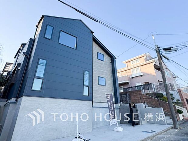 爽やかな青空の下に贅沢なほどに降り注ぐ陽光、豊かな居住性と、クオリティが見事に調和した住空間。