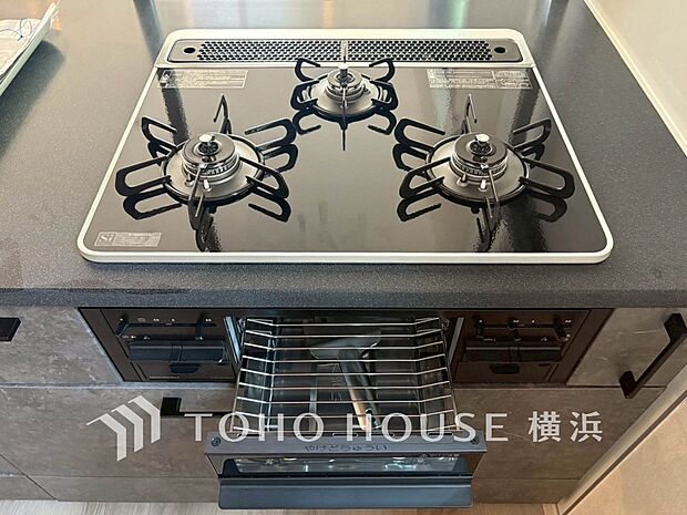 【三口ガスコンロ】 　三口コンロで、お料理の効率もアップ。使い勝手の良さを考えました。