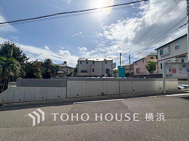 暖かな陽光と爽やかな風がハーモニーを奏でる上質な空間を愉しむ暮らし。（2025年10月撮影）