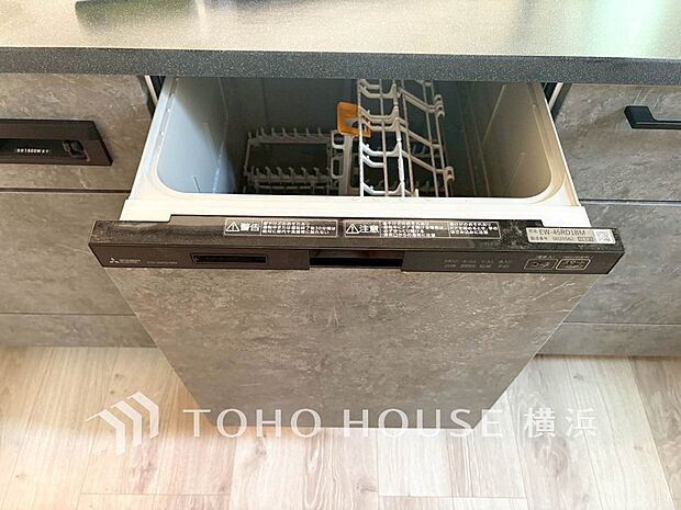 【食器洗浄乾燥機】　手洗いに比べ節水効果が高く、食器の洗浄から乾燥まで、食後の水仕事を軽減します。