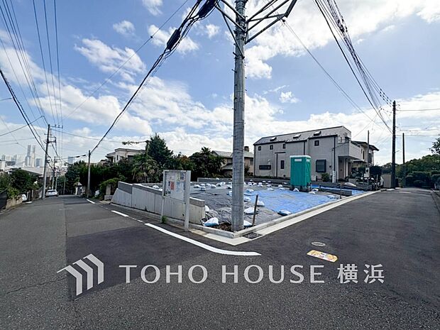 忙しく過ぎゆく日常を置き去るほど、ゆったりした時間が流れる住環境。（2025年10月撮影）