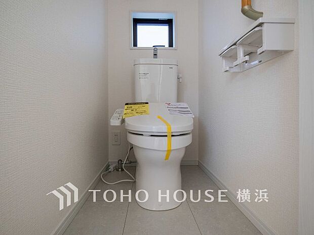 換気と明るさに配慮した、清潔感溢れるトイレ。落ち着いた空間で安らぎのひとときをお過ごしいただけます。