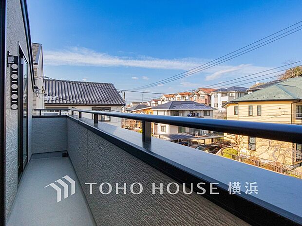 心地よい陽射しや暖かな風を楽しむことが出来るバルコニー。