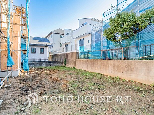 毎日の暮らしの中に癒しを与えてくれるお庭スペース。（2025年10月撮影）