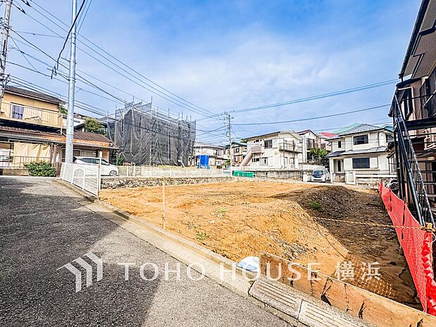 美しい街並みと穏やかな住環境でやすらぎの暮らしを叶えます。(2025年10月撮影) B号棟)