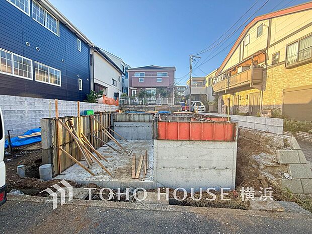 敷地内に駐車スペースがあると、日々の暮らしのをスムーズに運ぶ事が出来ます。（2025年10月撮影）