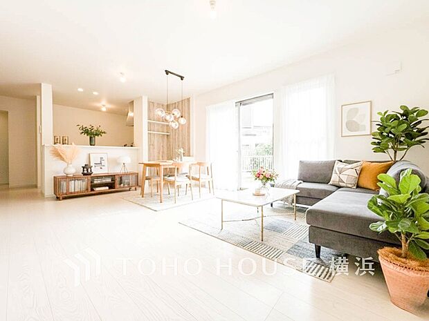 寛ぎとコミュニケーションを育む居心地のよい場所。（家具・装飾品はＡＩ加工です）