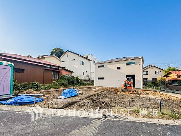 閑静な住宅街の陽当りに恵まれた土地。(2025年10月撮影)