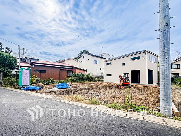 暖かな陽光と爽やかな風がハーモニーを奏でる上質な空間を愉しむ暮らし。（2025年10月撮影）