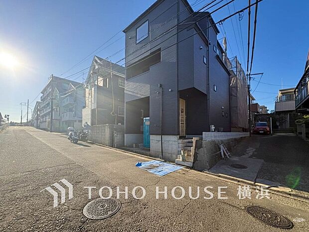 敷地内に駐車スペースがあると、日々の暮らしのをスムーズに運ぶ事が出来ます。（2025年10月撮影）