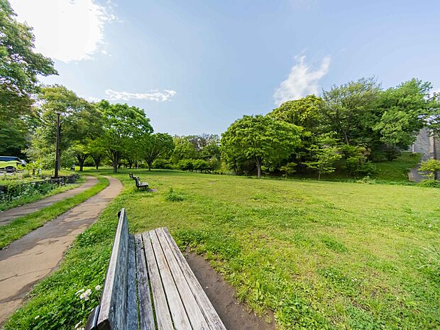 北八朔公園　550m　ノスタルジックな里山風の景観を残す自然豊かな公園。6月頃には蛍の観察が楽しめます。   