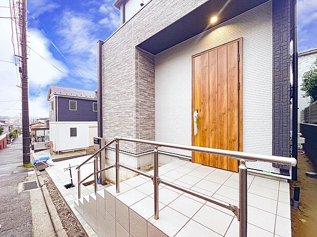 デザイン性の高いエントランスは、住む方のプライドを満たすクオリティ。