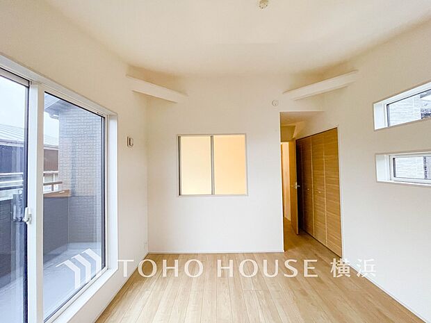 通風・採光にも優れ、心地よい光と風があふれています。プライベートな自分時間を快適に過ごせるお部屋。