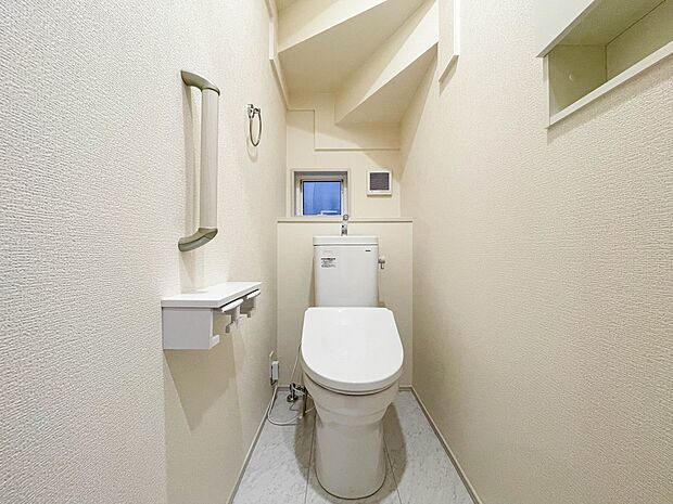 換気と明るさに配慮した、清潔感溢れるトイレ。落ち着いた空間で安らぎのひとときをお過ごしいただけます。