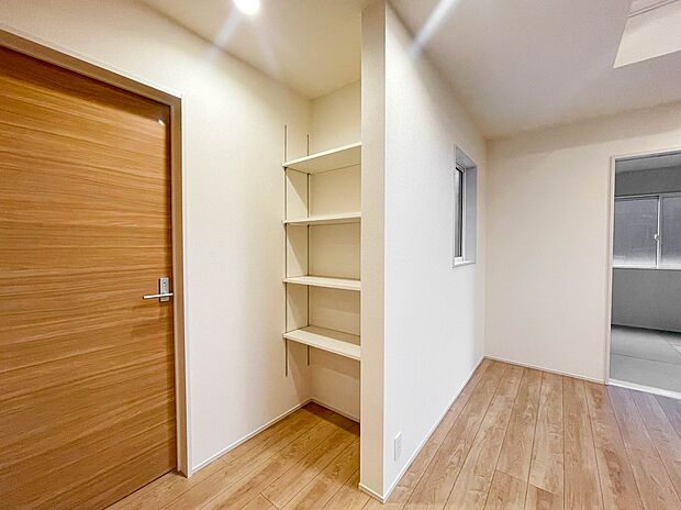 パントリーには缶詰や調味料などの食品類、かさばるペーパーやラップ類をまとめて収納できます。