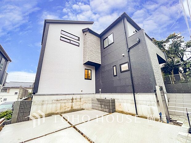 爽やかな青空の下に贅沢なほどに降り注ぐ陽光、豊かな居住性と、クオリティが見事に調和した住空間。