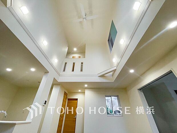 光と風が通り抜ける、心地よいリビング。家族の気配を感じながら過ごせる吹き抜けのある暮らし。