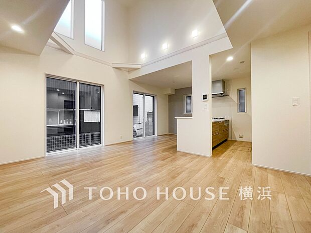 光と風があふれる開放的なリビングダイニングには自然と家族みんなが集まってきます。