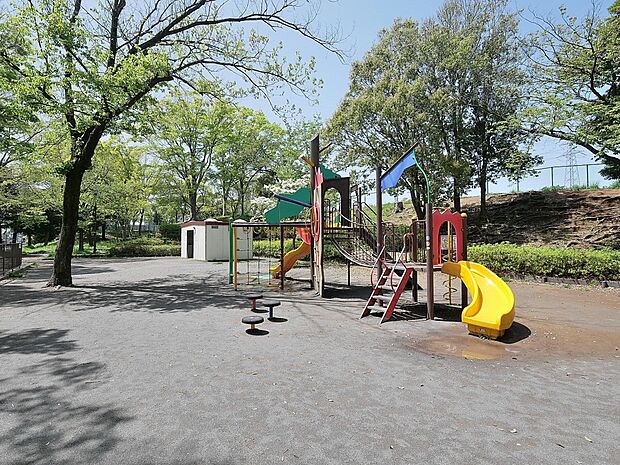 丸山台公園　550m　緑を感じながら散策も楽しめる大きな公園。遊具のエリアや芝生広場、テニスの壁打ち設備もあり楽しめます。 