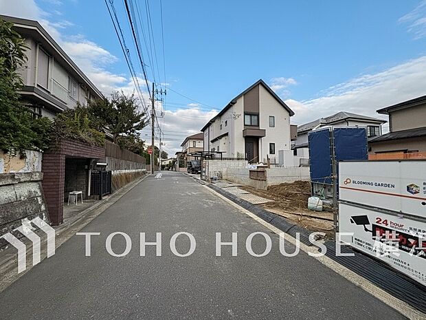 子育て環境、生活利便に優れた住環境に立地し、ゆとりある生活が送れます。（2025年10月撮影）