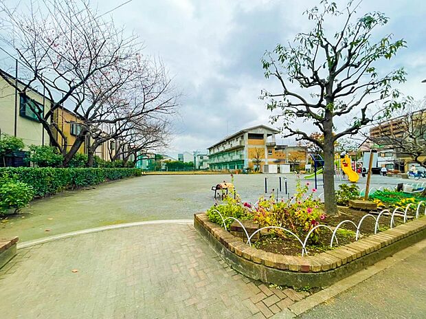 小野第四公園　500m　お子様が元気に走り回れる広々とした広場のある見通しの良い公園です。 