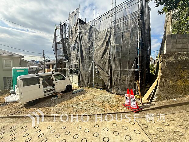 利便性に優れた立地ながら、ゆったりした時間が流れる静かな住環境。（2025年10月撮影）