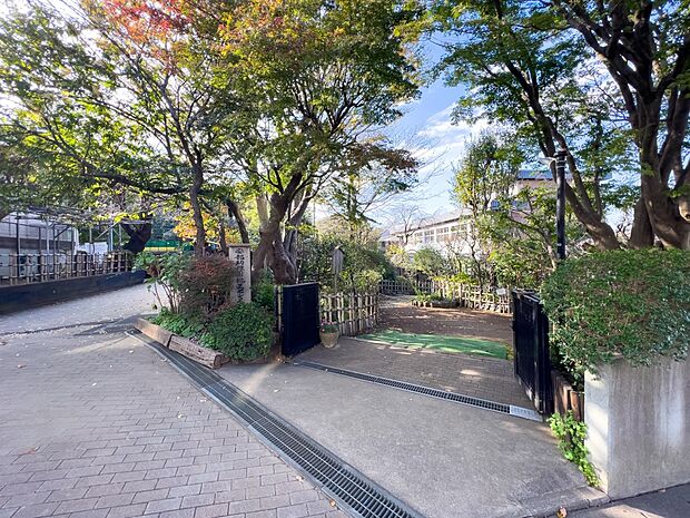 安部幼稚園　280m　約3500坪の広い園地の中で、こどもたちは四季を楽しみながらのびのびと園生活を過ごせます。 