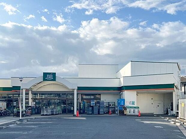 Fuji芹ヶ谷店　800m　野菜やお肉の種類も豊富な品揃え。日常のお買い物でTポイントが貯まります。 