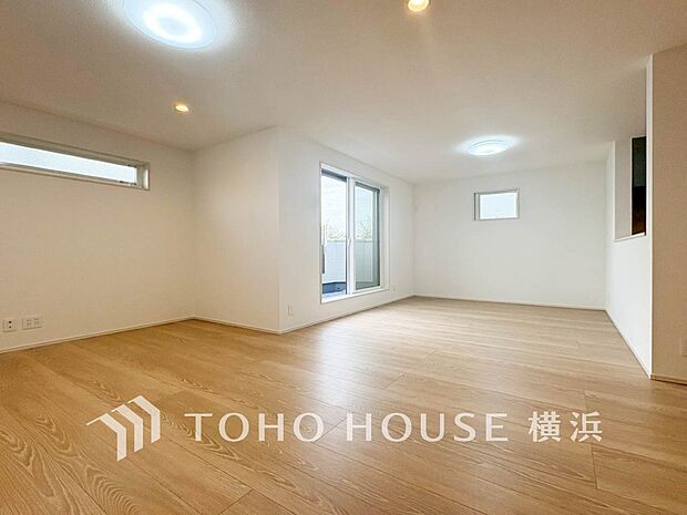 明るく開放的な空間が広がるLDK。室内には豊かな陽光が注ぎ込み、爽やかな住空間を演出。