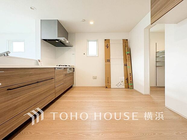 機能性とデザイン性を兼ね備えたシステムキッチン。リビングとの一体感も考慮され、美しい空間が実現。