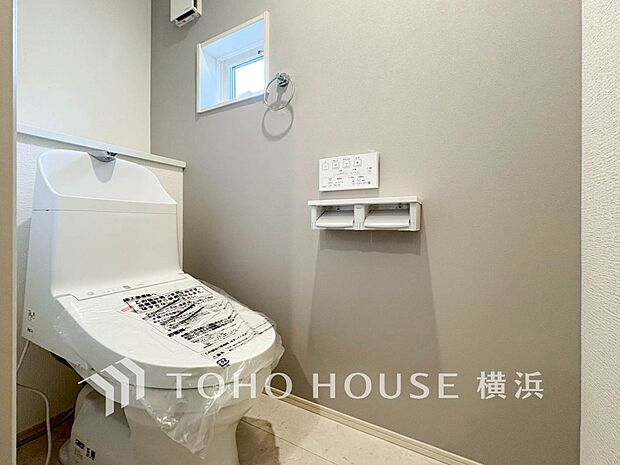 換気と明るさに配慮した、清潔感溢れるトイレ。落ち着いた空間で安らぎのひとときをお過ごしいただけます。