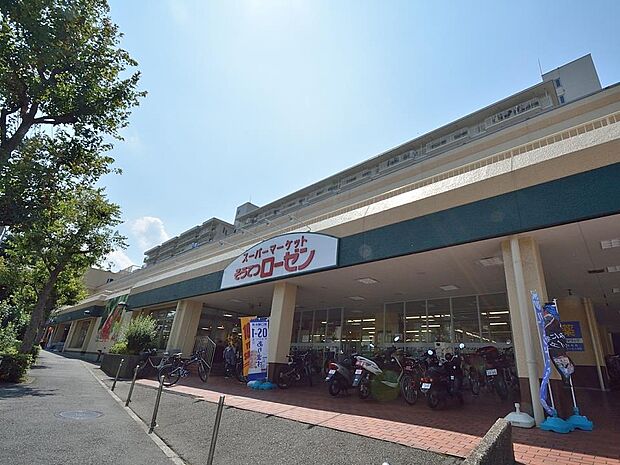 そうてつローゼン六ツ川店　550m　1階の食料品売り場は8時〜22時営業。2階にはドラッグストア、100円ショップ、美容室があります。   