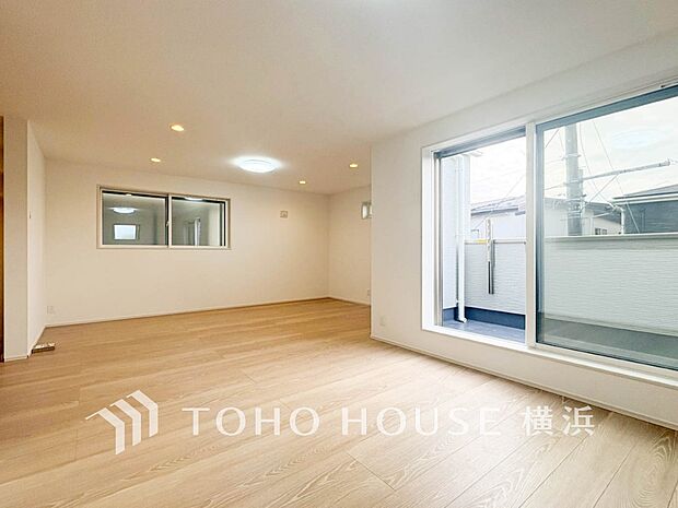 光と風があふれる開放的なリビングダイニングには自然と家族みんなが集まってきます。