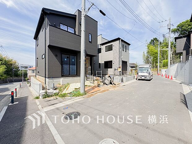 住む人を映し出す洗練された佇まいは、いつまでも輝き続けながらいつしか街の風景に溶け込んでいきます。